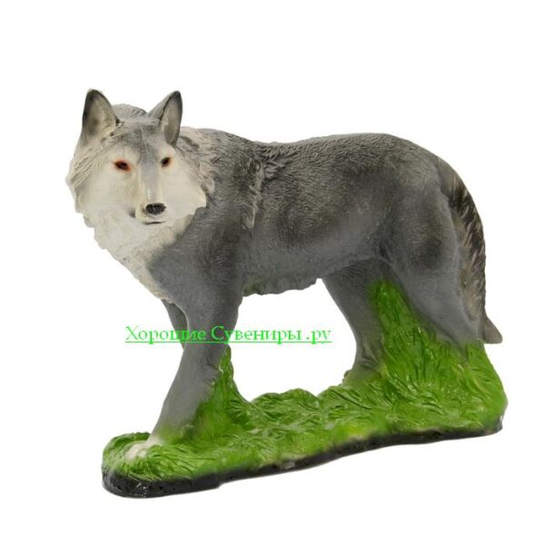 Волк стоя на траве